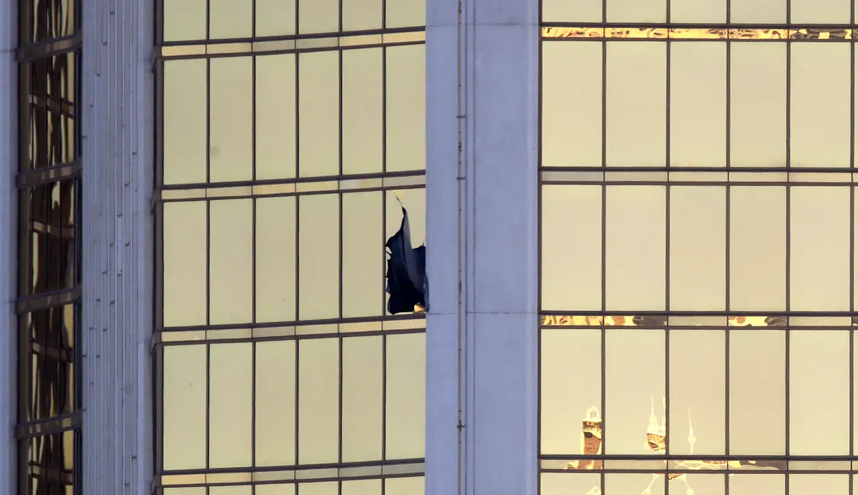 Kondisi jendela di lantai 32 Mandalay Bay Hotel and Casino yang pecah usai penembakan brutal di Las Vegas, Senin (2/10). Kejadian berlangsung di dekat Mandalay Bay yang merupakan hotel dan kasino tersohor dan memiliki 39 tingkat. (AP/Chris Carlson)