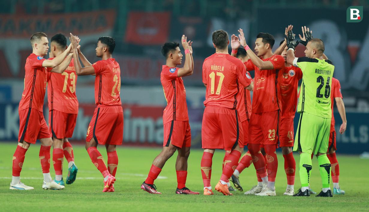 <p>Para pemain Persija Jakarta bersiap memulai pertandingan menghadapi Bali United pada laga pekan ke-13 BRI Liga 1 2023/2024 di Stadion Patriot Candrabhaga, Bekasi, Minggu (24/9/2023) malam WIB. (Bola.com/M Iqbal Ichsan)</p>