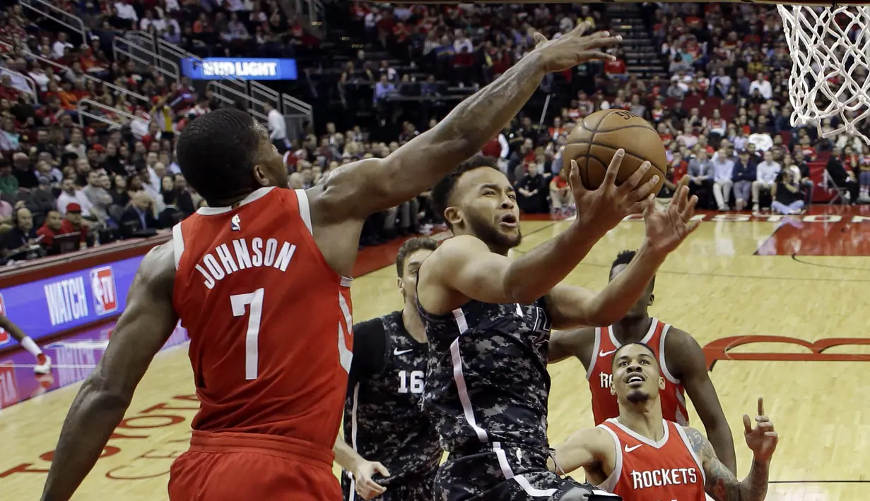 Pebasket Houston Rockets, Joe Johnson, berusaha menghadang pebasket San Antonio Spurs, Kyle Anderson, pada laga NBA di Toyota Center Selasa (13/2/2018). Houston Rockets menang 109-93 atas San Antonio Spurs. (AP/David J. Phillip)