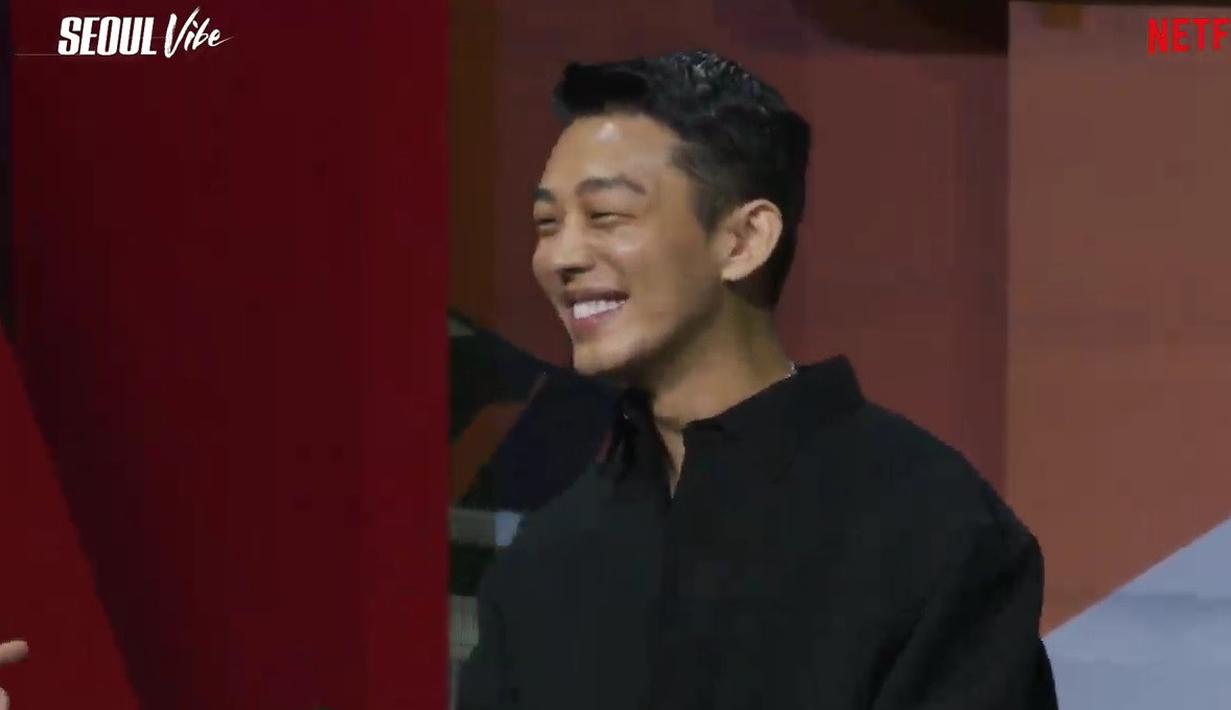 Momen ini terjadi di pengujung konferensi pers yang digelar Netflix. Yoo Ah In mendadak curhat, berkata bahwa Ong Seung Wu hobi betul joget di lokasi syuting. Maklum, meski kini lebih dikenal sebagai aktor, beberapa tahun lalu Ong Seung Wu lebih aktif sebagai idol dan sempat menjadi member Wanna One. (Foto: Tangkapan layar YouTube - Netflix).