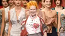 <p>Ini saat Vivienne Westwood menutup shownya di tahun 2006. Foto: Vogue.</p>