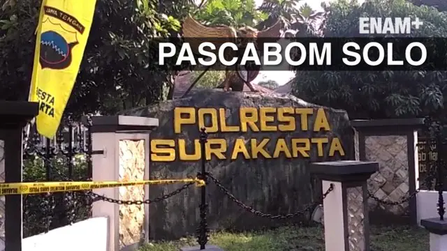 Petugas kepolisian dari Satuan Brimob terpantau masih menjaga kantor Polresta Surakarta. Dengan senjata laras panjang, petugas melakukan patroli di sekitar kantor polisi, dan sebagian lagi berkeliling di sekitar lokasi kejadian dengan menggunakan sep...