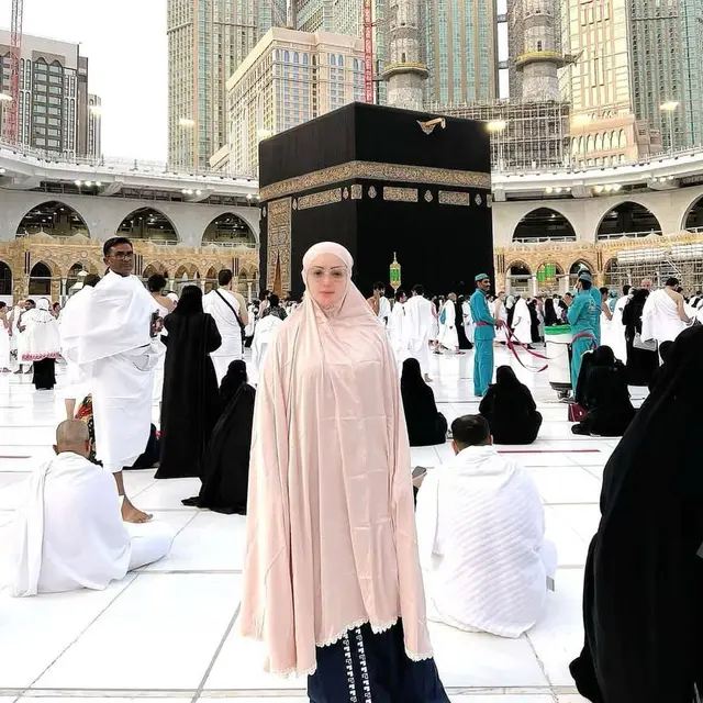 7 Potret Kristina Saat Menjalani Ibadah Umrah, Tampil Menawan dengan Hijab
