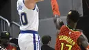Aksi pemain Warriors, Stephen Curry melakukan tembakan melewati adangan pemain Atlanta Hawks, Dennis Schroder pada laga NBA basketball game  di Philips Arena, Atlanta, (2/3/2018). Warriors menang 114-109. (AP/John Amis)