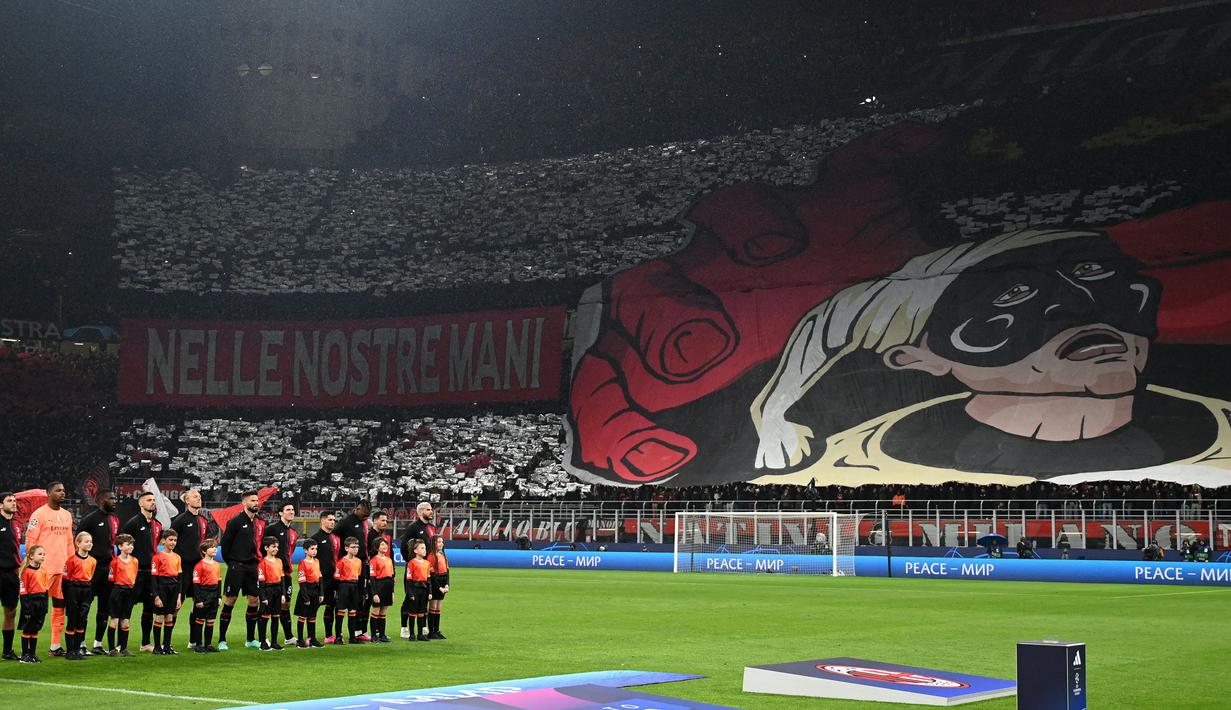 Koreografi fans AC Milan saat laga leg pertama perempat final Liga Champions 2022/2023 melawan Napoli di San Siro, Milan, Kamis (13/04/2023) dini hari WIB. Pertandingan tersebut berhasil dimenangkan oleh tuan rumah melalui gol tunggal Ismael Bennacer. (AFP/Gabriel Bouys)