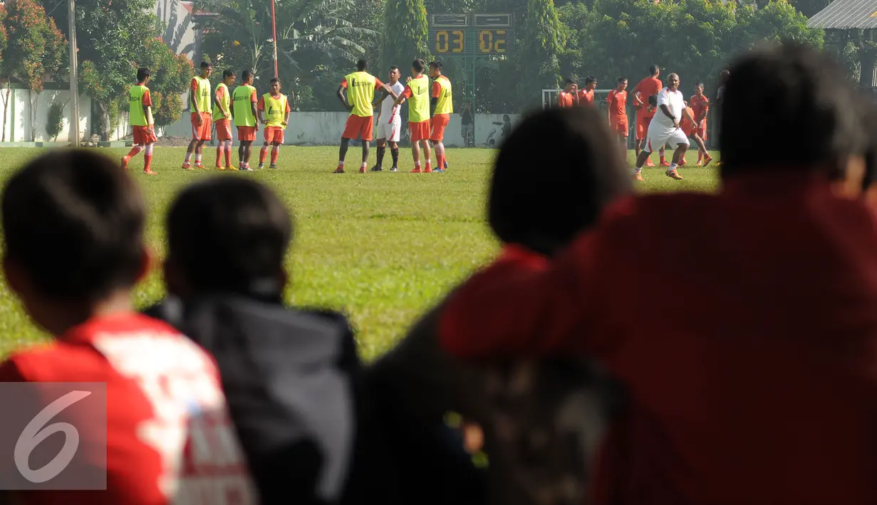 Suporter Persija menyaksikan latihan tim Macan Kemayoran di Lapangan Yon Zikon 14 Jakarta, Jumat (6/5/2016). Persija akan melakoni laga Torabika Soccer Championship presented by IM3 Ooredoolawan Semen Padang, (8/5). (Liputan6.com/Helmi Fithriansyah)