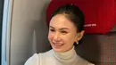 Menggunakan turtle neck berwarna putih dan dipadukan dengan celana denim senada, penampilan Yuni Shara satu ini juga tak lepas dari perhatian netizen. Bahkan, meski tak menggunakan makeup gaya OOTD Yuni satu ini menuai pujian. (Liputan6.com/IG/@yunishara36)