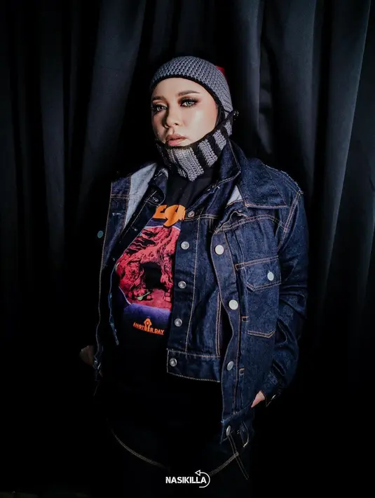 "Dari dulu sebenernya sudah pengi berhijab. Karena sebenernya suka mikir gini apa ya yang bisa saya lakukan, bisa istiqomah kayanya cuman berhijab," kata Melly Goeslaw.  (Instagram/Melly_Goeslaw)