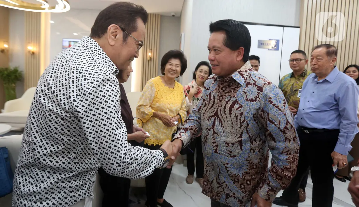 Direktur Utama Bank Rakyat Indonesia (BRI), Hery Gunardi hadir langsung untuk menyapa nasabah di Branch Office BRI Kelapa Gading, Jakarta. (Liputan6.com/Helmi Fithriansyah)