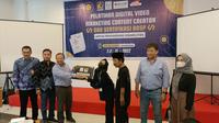 Management PT PAMA  Sulasman, Maidi Irvan, dan Gunawan  memberikan secara simbolis dua unit laptop kepada perwakilan penyandang disabilitas dalam kegiatan Pelatihan Digital Video Marketing Content Creator dan Sertifikasi BNSP di Hotel Amaris Samarinda. (Apriyanto/Liputan6.com)