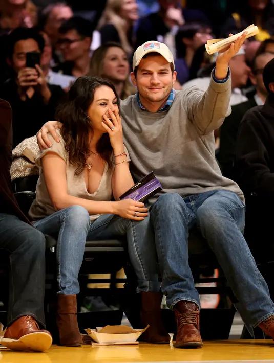 Mila Kunis dan Ashton Kutcher bertemu di sitkom ‘That ‘70s Show’ dan berkencan pada tahun 2012. Pada Juli 2015 pasangan ini resmi menikah. (AFP/Bintang.com)