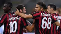Para pemain AC Milan merayakan gol ke gawang SPAL pada laga Serie A di San Siro, Milan, Rabu (20/9/2017). (AFP/Marco Bertorello)