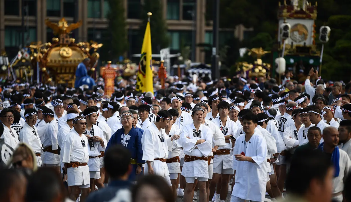 Peserta berkumpul selama perayaan nasional untuk menandai penobatan Kaisar Jepang Naruhito di depan Istana Kekaisaran di Tokyo (9/11/2019). Kaisar Naruhito menjalankan ritual penobatannya setelah dilantik pada 1 Mei 2019. (AFP Photo/Charly Triballeau)