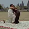 Marion Jola Dilamar Dennis Talakua di Depan Candi Prambanan