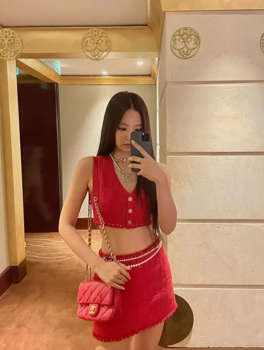 Jennie mengenakan pakaian tweed dua potong yang rapi dan chic untuk pertunjukan Chanel's Spring/Summer 2022 di Paris Fashion Week. (Foto: Instagram/ @jennierubyjane via Koreaboo)