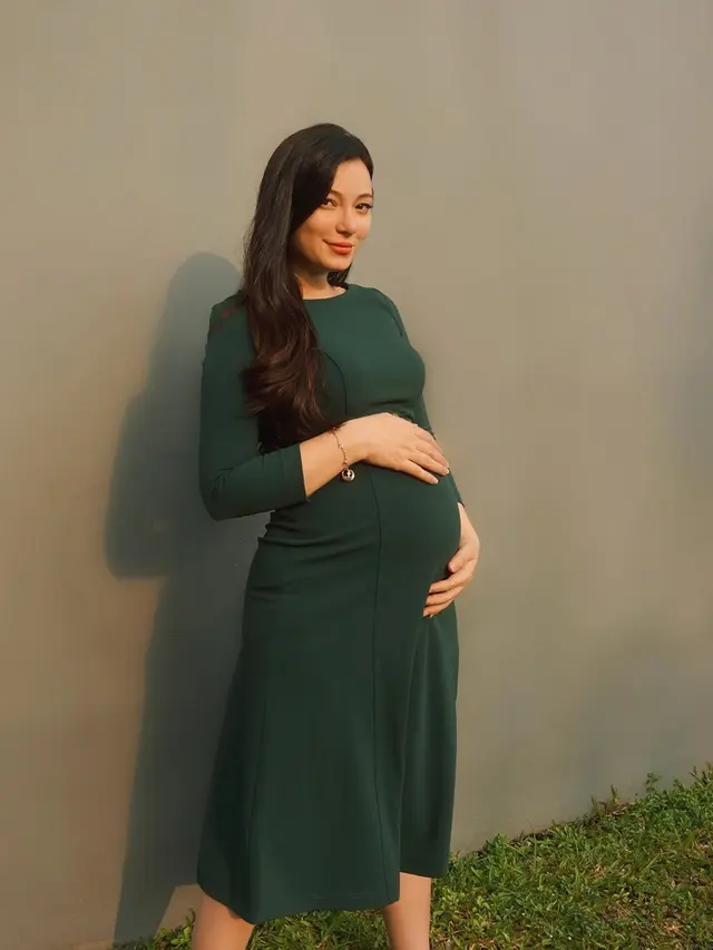 Pose babybump Asmirandah (https://www.instagram.com/p/CFGbxZxJFr6/)