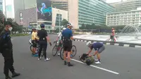 Pesepada ditabrak mobil di kawasan Bundaran HI, Jakarta pada Jumat (12/3) pagi. Pesepeda tersebut diduga menjadi korban tabrak lari. (Dok: TMC Polda Metro Jaya)