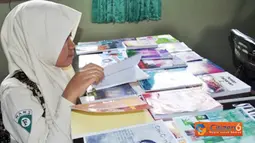 Citizen6, Tulungagung: Seorang siswi sedang melihat beberapa buku ciptaan para siswa MAN 2 Tulungagung. (Pengirim: Muhibuddin)