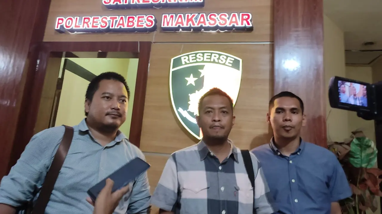Tim LBH Pers Makassar mendampingi seorang jurnalis dalam memenuhi panggilan Polisi sebagai saksi dalam kasus dugaan pelanggaran UU ITE (Liputan6.com)
