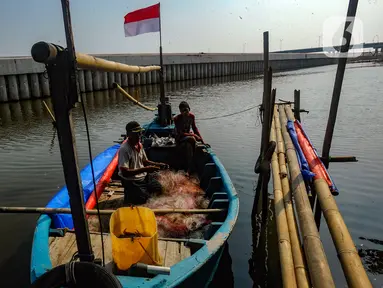 Nelayan memperbaiki jaring usai menangkap rajungan di kampung nelayan Dadap, Tangerang, Banten, Selasa (8/8/2023). (merdeka.com/Arie Basuki)