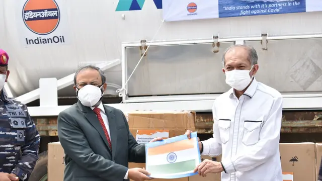 Duta Besar India untuk Indonesia, Manoj Kumar Bharti menyerahkan 100 MT Oksigen Medis Cair (Liquid Medical Oxygen) dan 300 Konsentrator Oksigen (Oxygen Concentrators) kepada Indonesia. (Kedubes India)