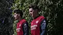 Di fase liga, The Gunners mencatat rekor luar biasa, dengan menyapu bersih 8 kemenangan dari 8 laga. Tampak dalam foto, gelandang Arsenal asal Jerman, Kai Havertz (kiri) dan Viktor Gyokeres saat tiba untuk mengikuti sesi latihan tim di pusat pelatihan Arsenal di London Colney, utara London, pada Senin 6 April 2026. (Glyn KIRK/AFP)