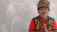 Sosok Ida Dayak yang viral karena mengobati pasien dengan cara tradisional dan tidak memungut biaya. (Foto: Tangkapan layar TikTok @idadayak7)