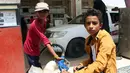 Seorang anak mengisi bahhan bakar di distrik Abs utara, Yaman, (8/5). Perwakilan UNICEF di Yaman, Meritxell Relano mengatakan generasi anak-anak di Yaman menghadapi masa depan yang suram karena tidak ada akses ke pendidikan." (AFP Photo/Essa Ahmed)