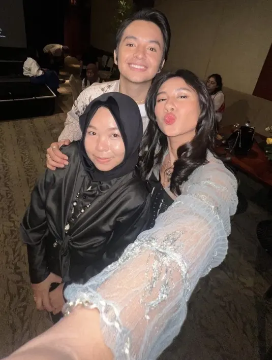 Shenina Cinnamon tampil dengan atasan kebaya putih transparan dipadukan outer kemben hitam, serta kain lilit hitamnya. [@dinda_yunarmi]