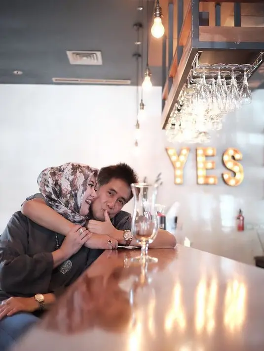 Yang lebih bikin bibir tersenyum bahagia adalah melihat keromantisan Sys Ns bersama sang istri, Shanty Widhiyanti. Terlihat foto-foto di Instagramnya yang bikin iri pasangan muda lainnya. (Instagram/sys_ns)