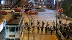 Demonstran prodemokrasi membentuk rantai manusia di jalanan Hong Kong, Jumat (23/8/2019). Menurut panitia, panjang rantai manusia tersebut sekitar 30 mil atau hampir 50 kilometer. (AP Photo/Kin Cheung)