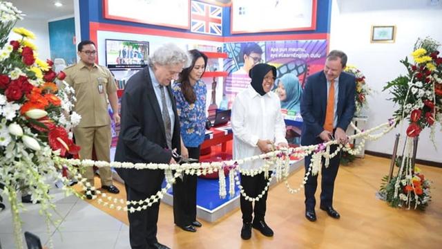 6 Potret Tri Rismaharini Resmikan English Corner di Perpustakaan Umum Kota Surabaya