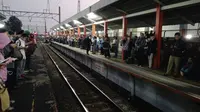 Penumpang commuterline di Bogor mengantre akibat gangguan PLN. (Liputan6.com/Andry Haryonto)
