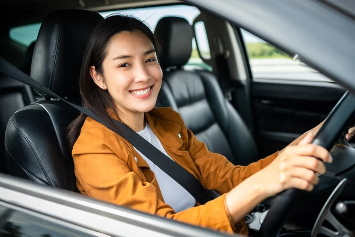 perempuan mengendarai mobil supir