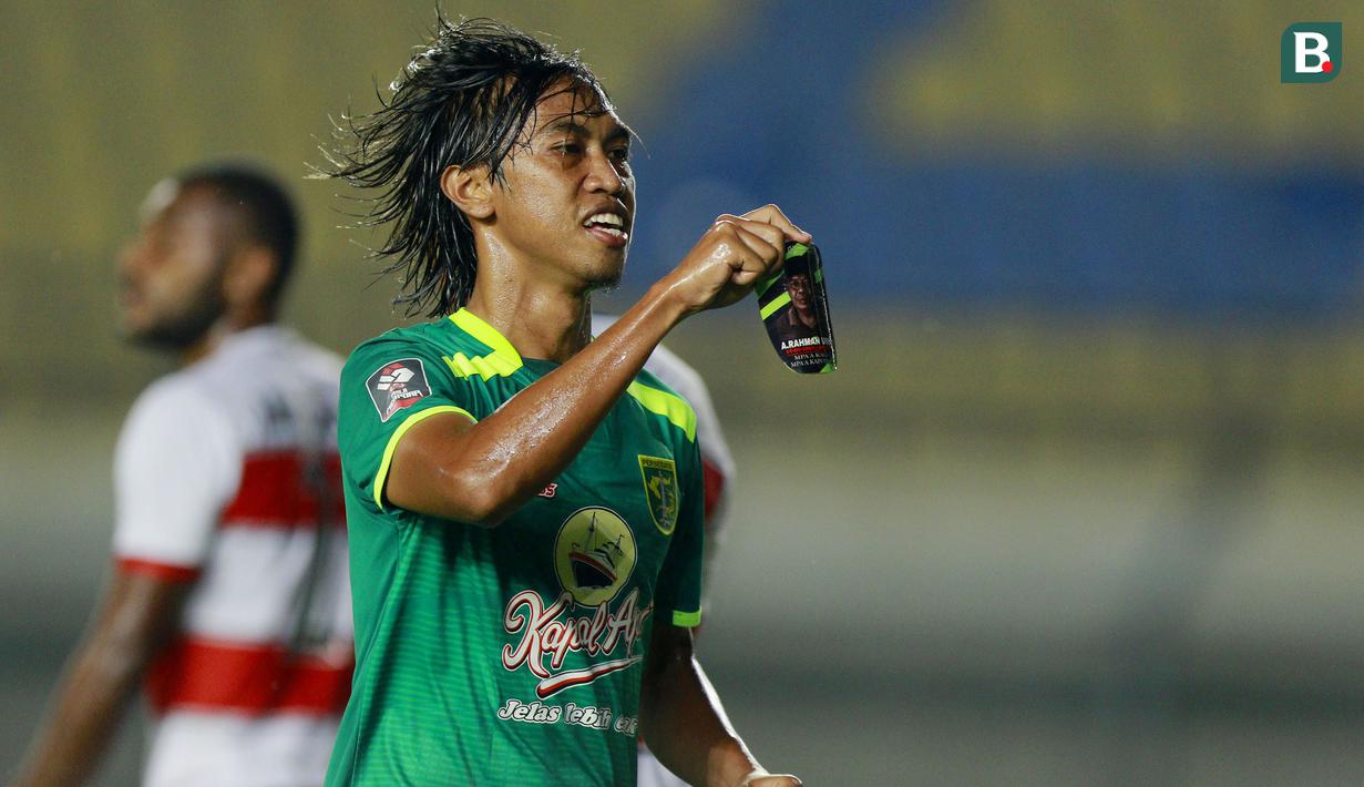 Bek Persebaya Surabaya, Ady Setiawan melakukan selebrasi usai mencetak gol ke gawang Madura United dalam laga matchday ke-2 Grup C Piala Menpora 2021 di Stadion Si Jalak Harupat, Bandung, Minggu (28/3/2021). (Bola.com/M Iqbal Ichsan)