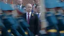 Presiden Rusia, Vladimir Putin saat menghadiri upacara peletakan karangan bunga untuk menandai ulang tahun ke-71 dari kemenangan atas Nazi Jerman dalam Perang Dunia II, di Moskow, Rusia, (9/5). (REUTERS /Maxim Shemetov)