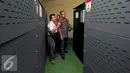 Tim Ahli saat memeriksa ruang UPS di SMAN 10 Jakarta, Kamis (11/6/2015). Pemeriksaan sebagai pemenuhan alat bukti untuk melengkapi berkas penyidikan perkara tindak pidana korupsi pengadaan UPS tahun anggaran 2014. (Liputan6.com/Yoppy Renato)