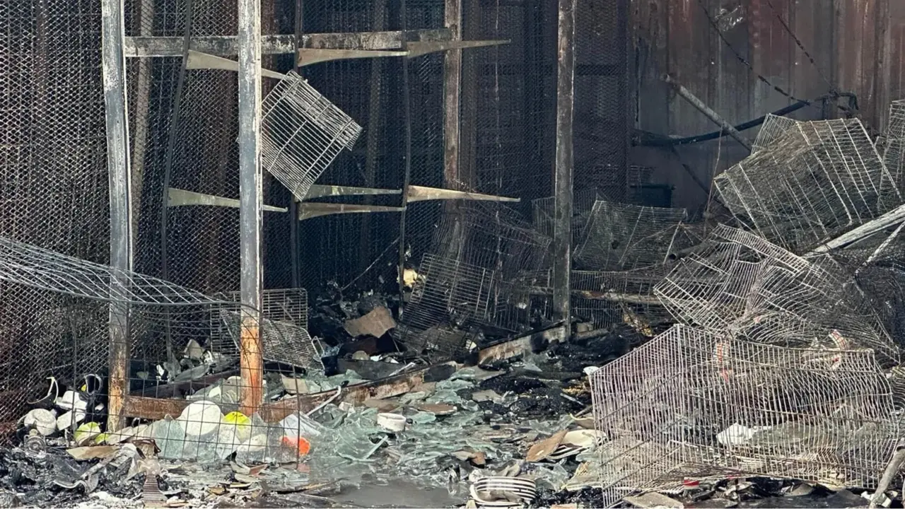Penampakan kandang hewan di Pasar Chatuchak, Bangkok, Thailand, yang terbakar habis pada Selasa (11/6/2024).