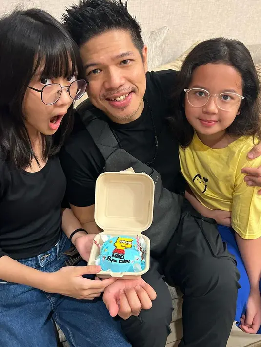<p>Ucapan dan doa dari teman selebriti dan warganet juga membanjiri di kolom komentar unggahan Artika. Baim ulang tahun pada 31 Mei. Menikah dengan Puteri Indonesia 2004 pada tahun 2008. Dari pernikahannya, dikaruniai dua putri cantik. [Instagram/artikasaridevi]</p>