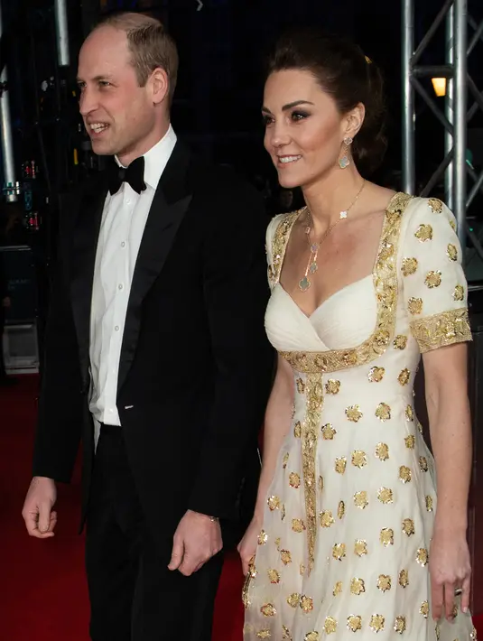 Pangeran William dan istrinya, Kate Middleton menghadiri acara BAFTA 2020 di Royal Albert Hall London pada 2 Februari 2020. Kate juga memadukan gaun berlengan pendek dengan sepasang anting dan kalung dari Cleef and Arpels Magic Alhambra. (Vianney Le Caer/Invision/AP)