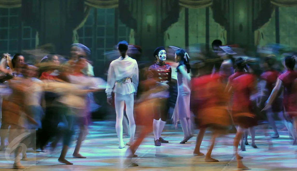 Penari Balet dari "Ballet Sumber Cipta" mementaskan pergelaran tari bertajuk "The Nutcraker in Jazz" di Graha Bakti Budaya, Jakarta, (19/12). Acara ini di pentaskan untuk umum dari tanggal 19 sampai 20 desember 2015.(Liputan6.com/JohanTallo)