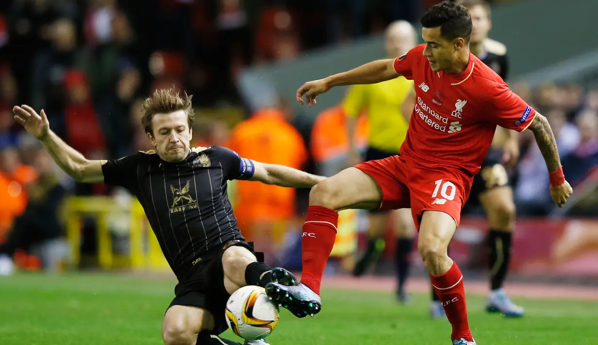 Gelandang Liverpool, Philippe Coutinho (kanan) berusaha melewati bek Rubin Kazan, Oleg Kuzmin pada  laga lanjutan Grup B Liga Europa di Anfield, Jumat (23/10/2015). Liverpool bermain imbang dengan Rubin Kazan dengan skor 1-1. (Reuters/Phil Noble)