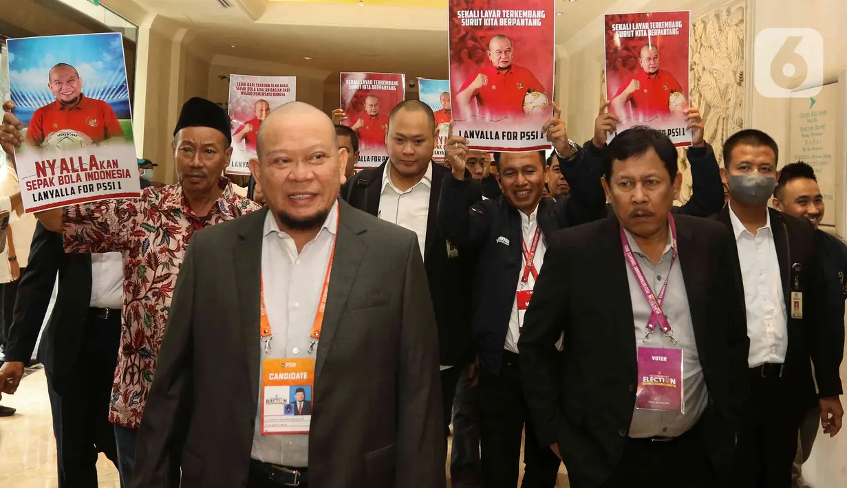Calon ketua umum PSSI, La Nyalla Mattaliti tiba pada Kongres Luar Biasa (KLB) PSSI di Hotel Shangri-La, Jakarta Pusat, Kamis (16/2/2023). KLB ini akan memilih 15 Eksekutif Komite (Exco) PSSI untuk periode 2023-2027 yang terdiri dari satu Ketum, dua Wakil Ketua Umum (Waketum), dan 12 anggota Exco. (Liputan6.com/Herman Zakharia)