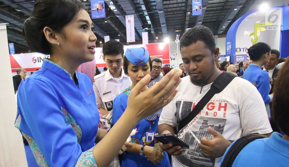 Petugas memberikan penjelasan kepada pengunjung acara KAI Travel Fair 2017 di Jakarta Convention Center, Jakarta Pusat, Sabtu (29/7 ). Pengunjung hanya dapat membeli maksimal empat tiket dalam satu kali antrean. (Liputan6.com/Angga Yuniar)