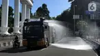 Petugas kepolisian Polresta Bogor menyemprotkan cairan disinfektan menggunakan mobil Water Cannon di kawasan Tugu Kujang, Bogor, Selasa (31/3/2020). Penyemprotan disinfektan secara menyeluruh di wilayah Kota Bogor itu guna mencegah memutus rantai penyebaran virus corona. (merdeka.com/Arie Basuki)