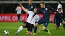Bek Jerman, Mats Hummels, berusaha menghalau striker Inggris, Jamie Vardy. Dalam pertandingan tersebut Inggris menguasai pertandingan dengan penguasaan bola hingga 51 persen sedangkan Jerman 49 persen. (AFP/ Patrik Stollarz)