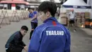 Para petinju asal Thailand berkumpul melakukan pemanasan di luar Arena Hall D PRJ, Kemayoran, Jakarta, Minggu (11/2/2018). Tim Thailand menjadi satu kekuatan di Tinju yang perlu di waspadai Indonesia. (Bola.com/Nick Hanoatubun)