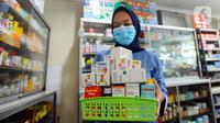 Pegawai membawa sejumlah obat sirup yang mengandung paracetamol di Apotek Prima Husada, Cinere, Depok, Jawa Barat, Kamis (20/10/2022). Kementerian Kesehatan menginstruksikan seluruh apotek untuk sementara tidak menjual obat bebas dalam bentuk sirup anak kepada masyarakat akibat adanya lebih dari  200 kasus gangguan ginjal akut misterius yang menyerang anak di Indonesia. (merdeka.com/Arie Basuki)