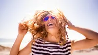 Paparan sinar ultraviolet yang tak asing lagi dikenal dengan sebutan sinar UV, benar-benar memberikan pengaruh negatif bagi rambut.