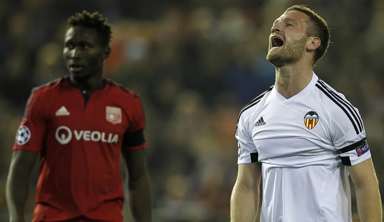 5. Shkodran Mustafi, setelah proses panjang akhirnya transfer bek Jerman ini ke Arsenal hanya tinggal menunggu dua hari lagi. Diberitakan Daily Mail, The Gunners menyiapkan gaji  75.000 pounds per minggu untuk pemain Valencia ini. (AFP/Jose Jordan)